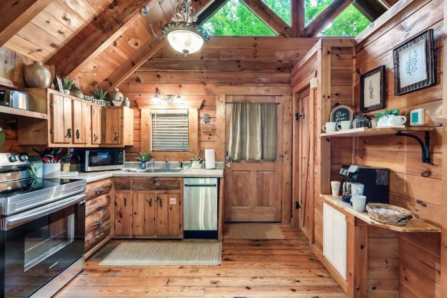 Entire cabin in Sevierville, Tennessee 4 guests1 bedroom2 beds1 bath-7