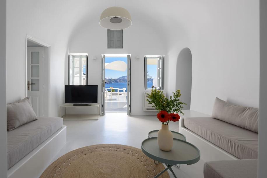 Cave in Thira, Greece 4 guests2 bedrooms3 beds2 baths-10