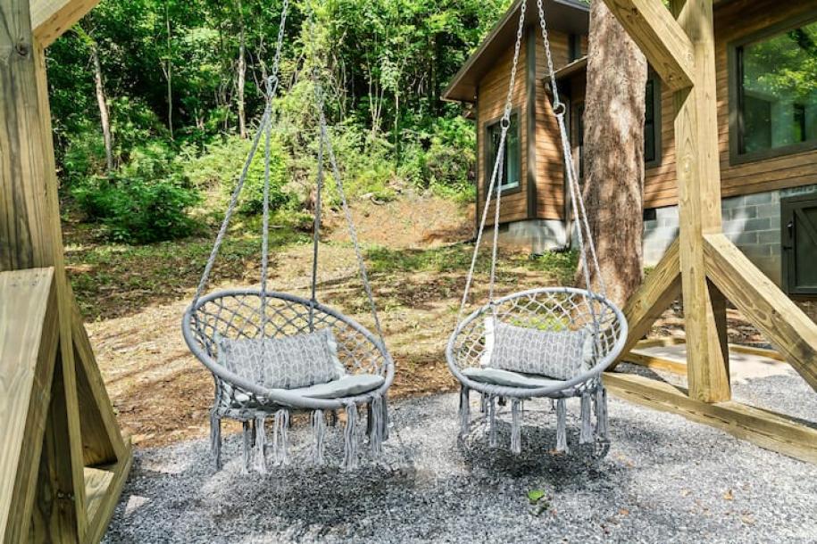 Entire cabin in Gatlinburg, Tennessee 2 guests1 bedroom1 bed1 bath-3