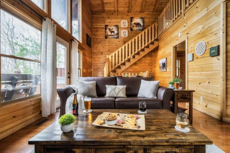Entire cabin in Sevierville, Tennessee 6 guests1 bedroom3 beds2.5 baths-5