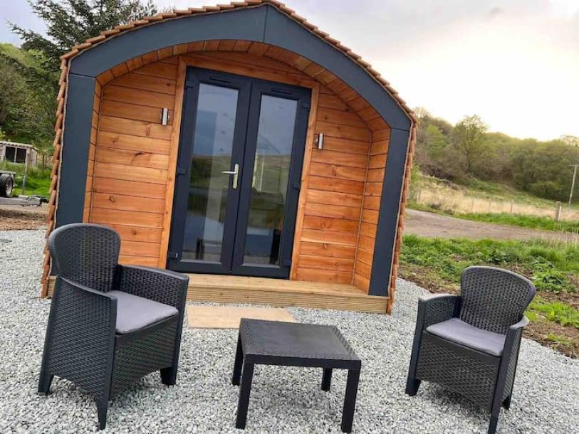 Entire place in Skeabost Bridge, United Kingdom 2 guests1 bedroom1 bed1 bath-0