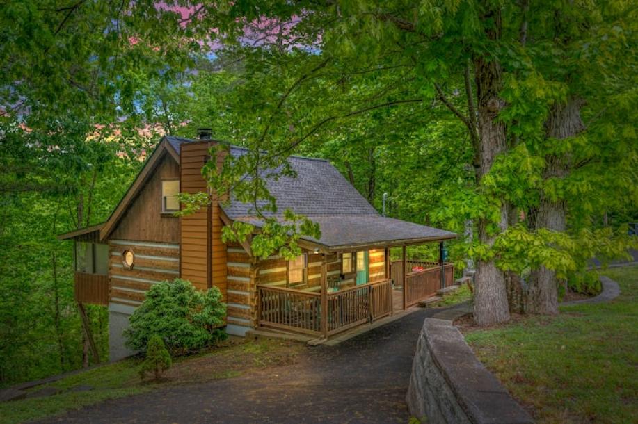 Entire cabin in Sevierville, Tennessee 6 guests2 bedrooms4 beds2 baths-13