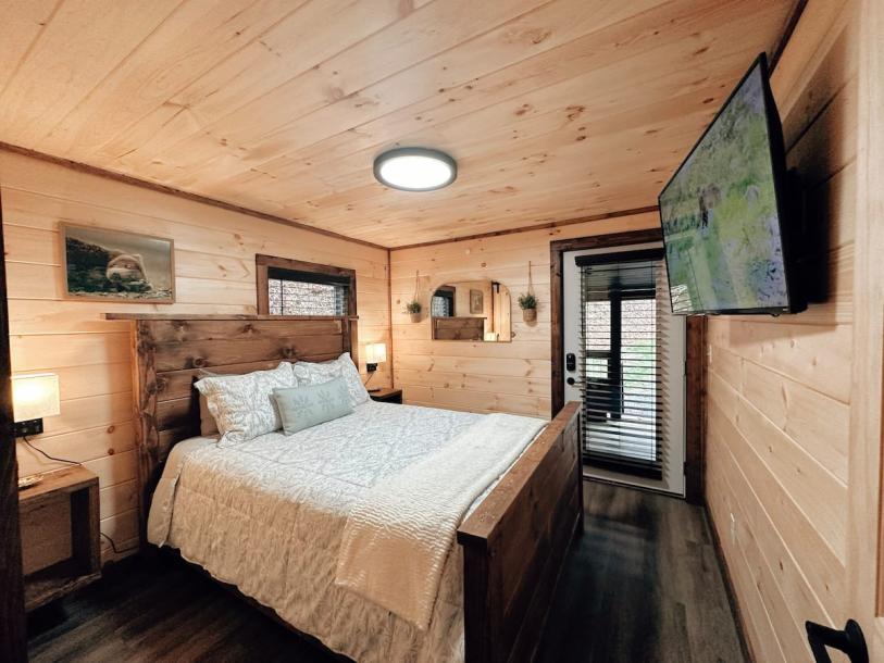 Entire cabin in Sevierville, Tennessee 6 guests2 bedrooms3 beds1 bath-6