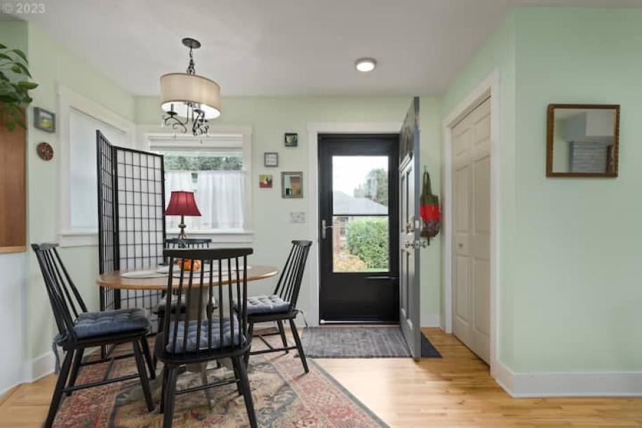 Entire vacation home in Eugene, Oregon 3 guests2 bedrooms2 beds2 baths-12