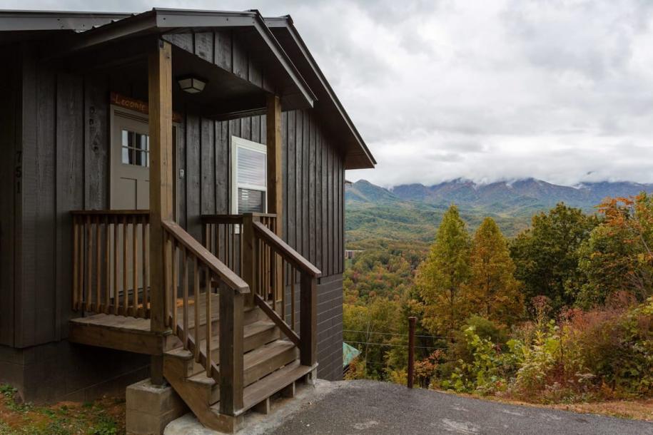 Entire cabin in Gatlinburg, Tennessee 6 guests1 bedroom3 beds1 bath-0