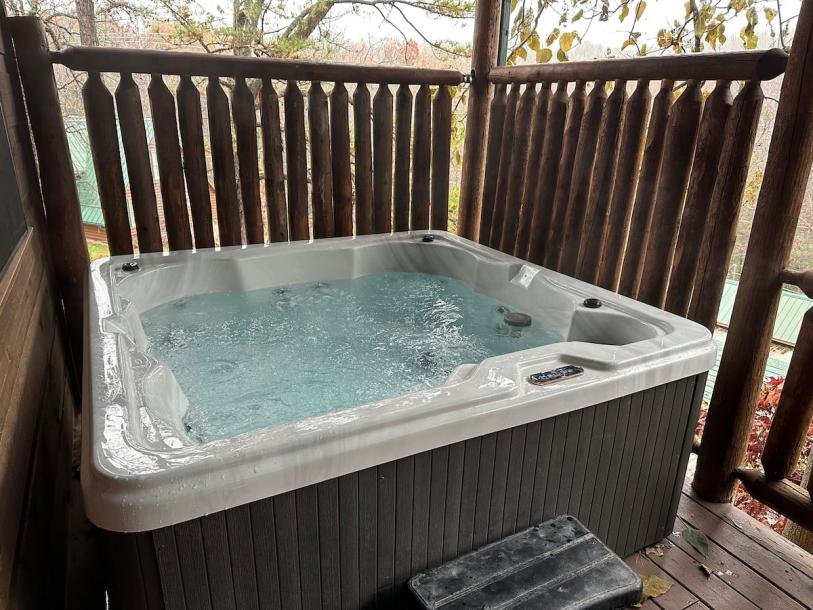 Entire cabin in Sevierville, Tennessee 5 guests1 bedroom4 beds1 bath-13