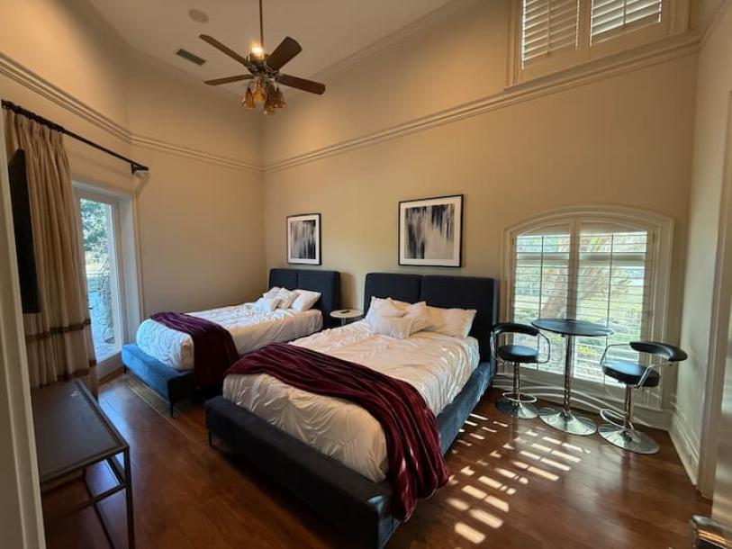 A serene lake side estate 6 bedrooms 8.5 bathrooms-9