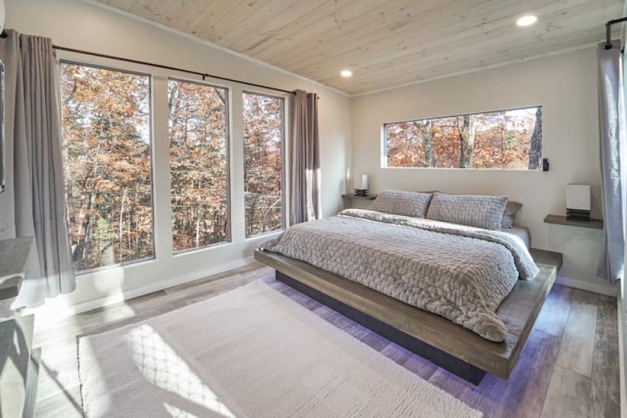 Treehouse in Sevierville, Tennessee 16+ guests4 bedrooms10 beds4 baths-11