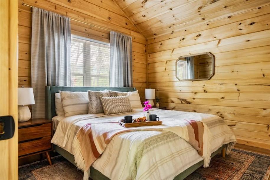 Entire cabin in Sevierville, Tennessee 6 guests2 bedrooms3 beds2 baths-10