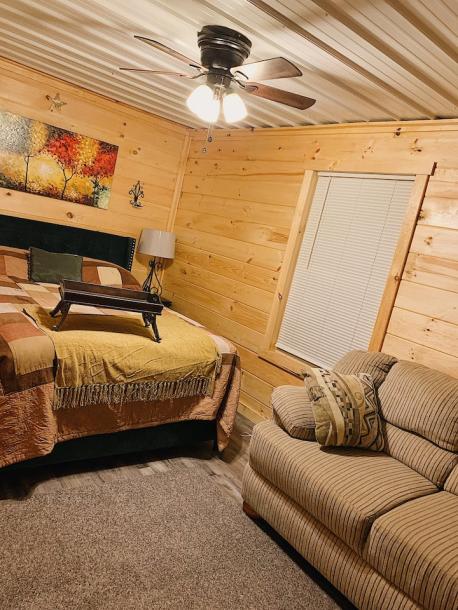 Entire cabin in Mckee, Kentucky 6 guests2 bedrooms4 beds1 bath-9