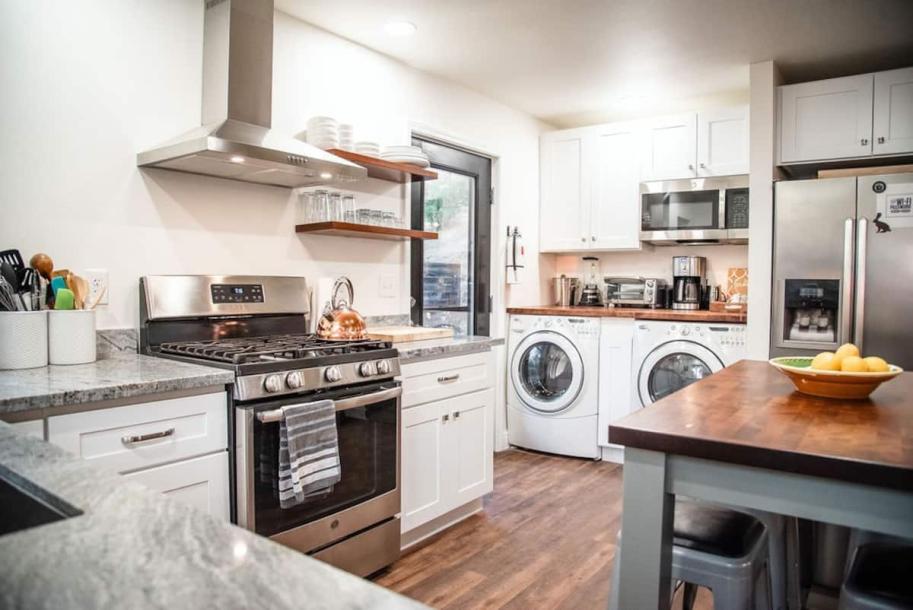 Romantic Cabin: River, Hot Tub, View, Spa Bathroom Entire cabin in Mariposa, California 4 guests1 bedroom2 beds1 bath-13
