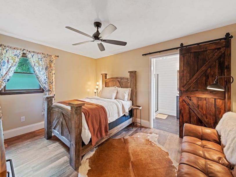 Entire home in Waynesville, North Carolina 5 guests2 bedrooms3 beds2 baths-5
