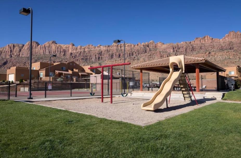 Entire townhouse in Moab, Utah 8 guests3 bedrooms4 beds2.5 baths-18