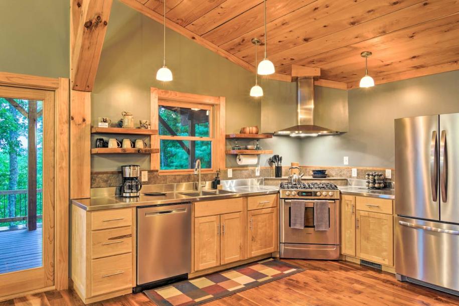 Entire cabin in Brevard, North Carolina 4 guests2 bedrooms3 beds1 bath-12