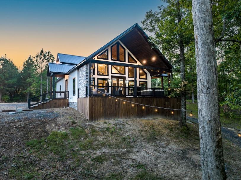 Entire cabin in Broken Bow, Oklahoma 8 guests3 bedrooms4 beds3 baths-2