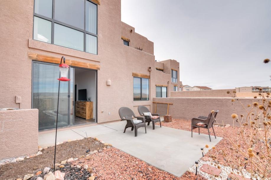 Entire townhouse in Page, Arizona 6 guests2 bedrooms3 beds2.5 baths-0