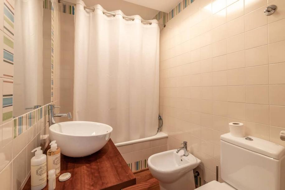 Entire home in Colares, Portugal 6 guests3 bedrooms4 beds1.5 baths-10