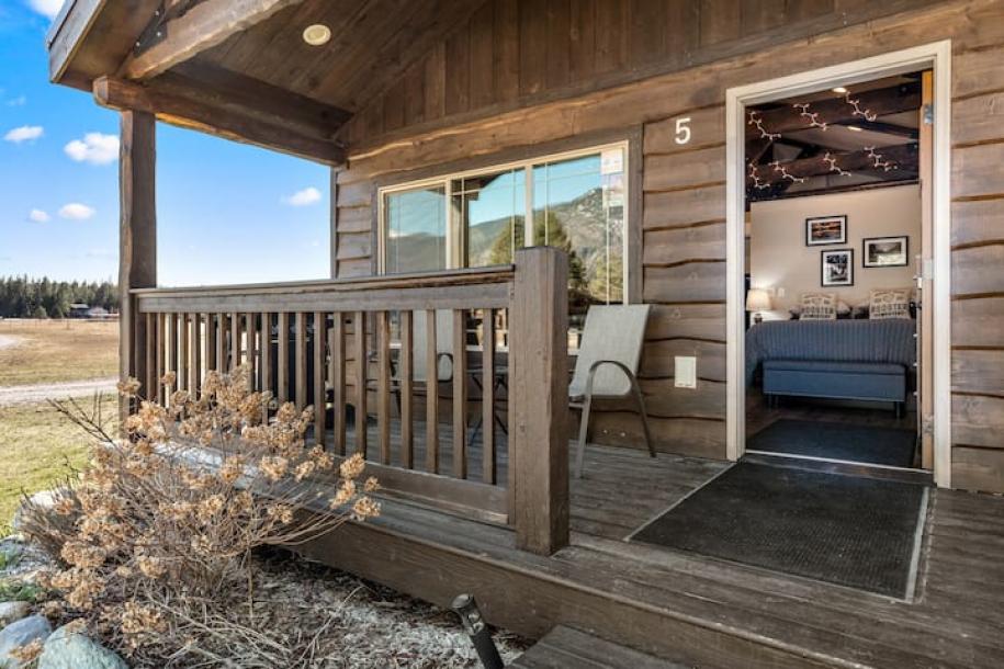 Entire cabin in Columbia Falls, Montana 4 guestsStudio2 beds1 bath-1