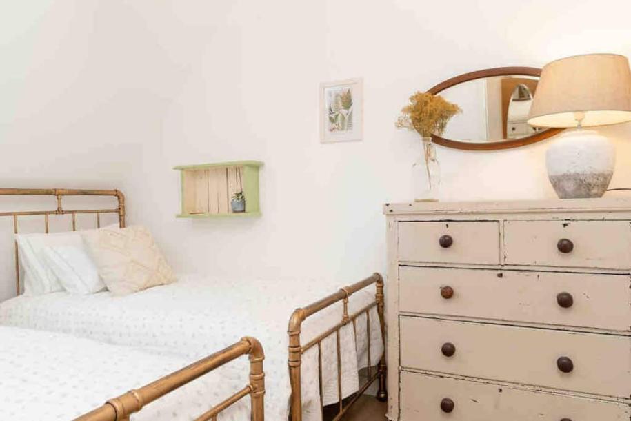 Entire townhouse in Cornwall, United Kingdom 4 guests2 bedrooms3 beds1.5 baths-6