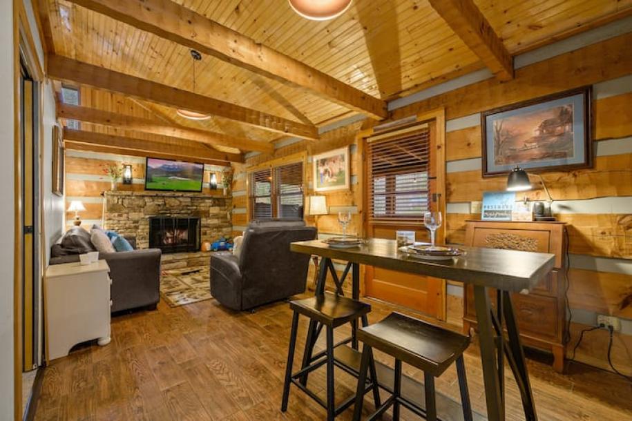Entire cabin in Pigeon Forge, Tennessee 4 guests1 bedroom2 beds1 bath-8