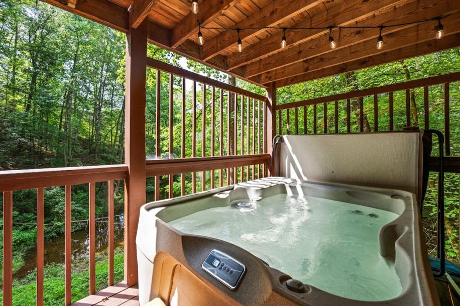 Entire cabin in Sevierville, Tennessee 5 guests2 bedrooms3 beds2 baths-13