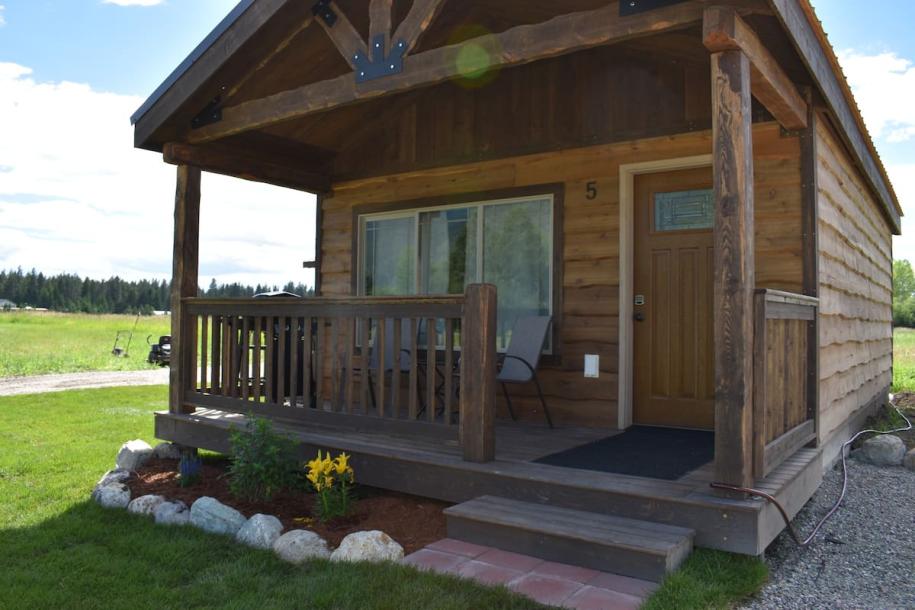 Entire cabin in Columbia Falls, Montana 4 guestsStudio2 beds1 bath-8
