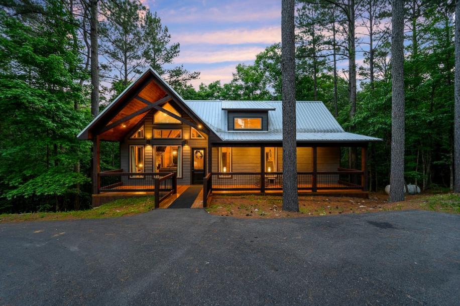 Entire cabin in Broken Bow, Oklahoma 2 guests1 bedroom1 bed1 bath-0