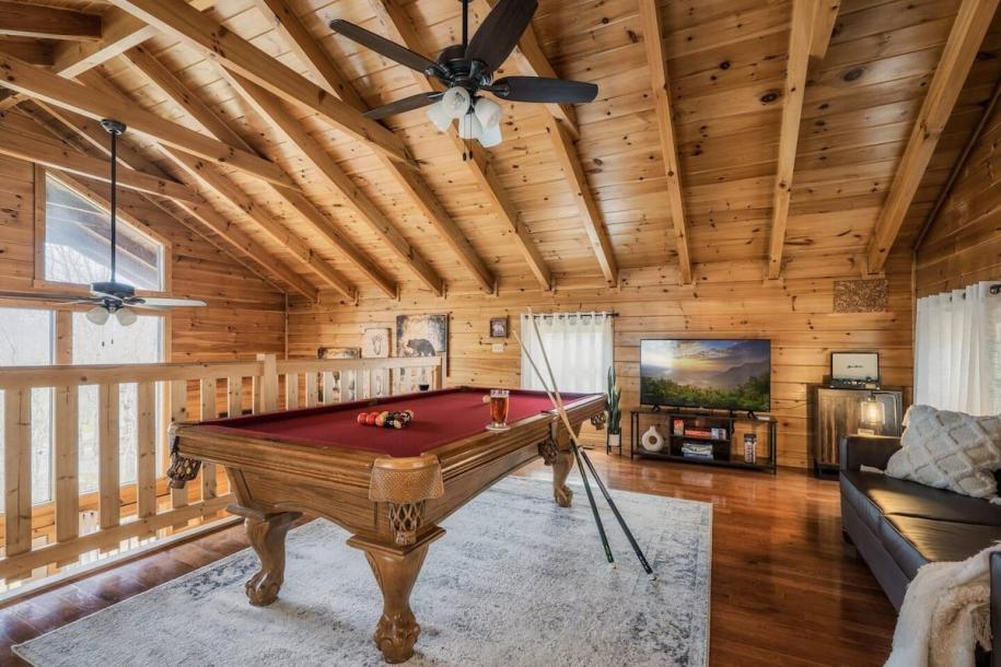 Entire cabin in Sevierville, Tennessee 6 guests1 bedroom3 beds2.5 baths-13