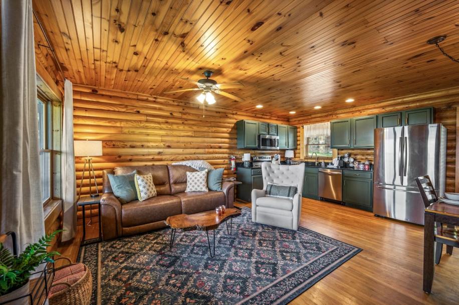 Entire cabin in Pigeon Forge, Tennessee 2 guests1 bedroom1 bed1 bath-9