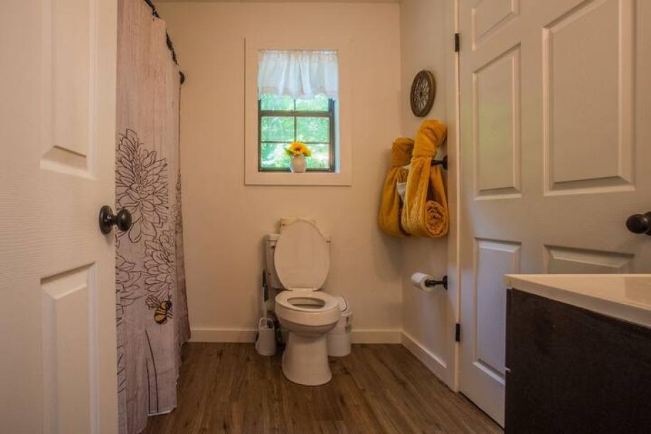 Entire cabin in Gatlinburg, Tennessee 2 guests1 bedroom1 bed1.5 baths-9