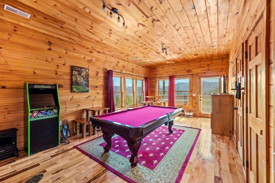 Entire cabin in Sevierville, Tennessee 8 guests2 bedrooms5 beds2.5 baths-2