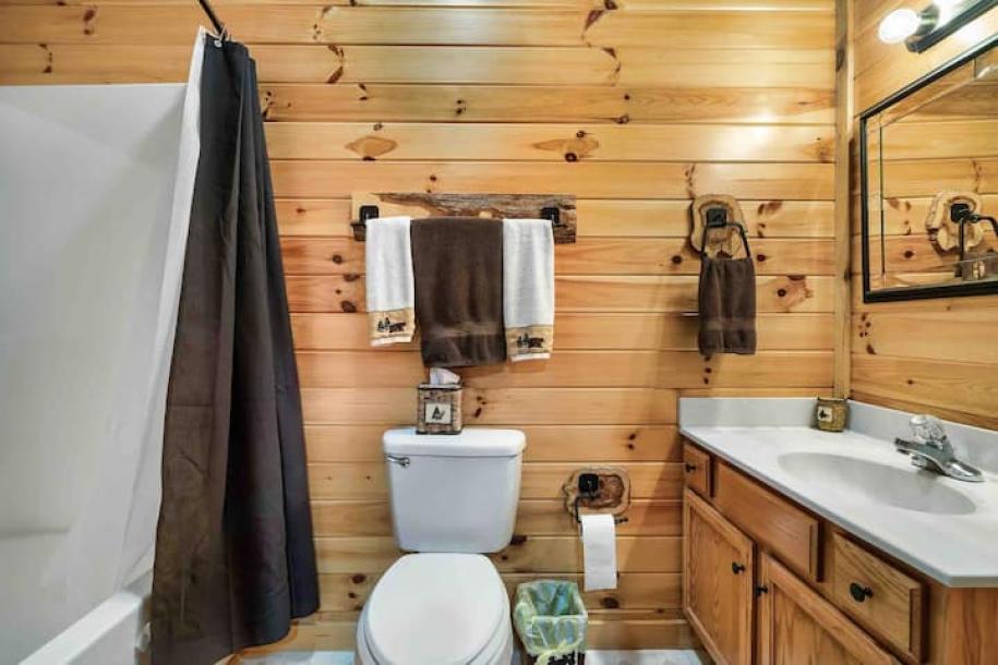 Entire cabin in Sevierville, Tennessee 4 guests2 bedrooms2 beds2 baths-7