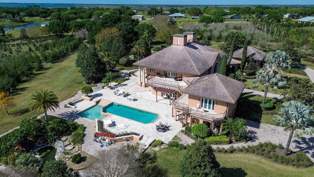 A serene lake side estate 6 bedrooms 8.5 bathrooms-16