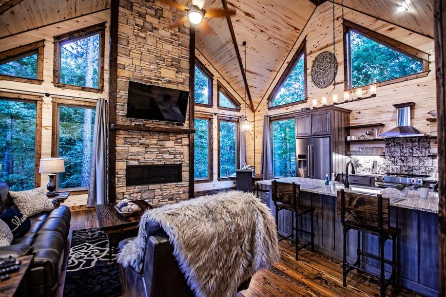 Entire cabin in Broken Bow, Oklahoma 2 guests1 bedroom1 bed1 bath-11