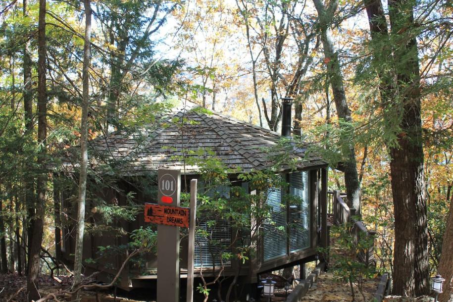 Treehouse in Jasper, Georgia 3 guests1 bedroom1 bed1 bath-0