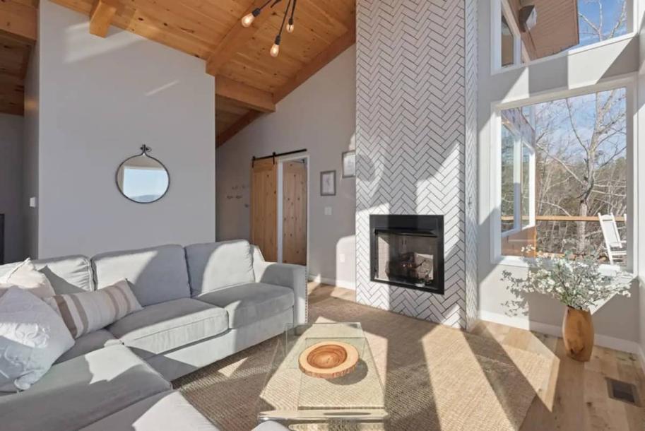 Entire cabin in Sevierville, Tennessee 8 guests3 bedrooms3 beds3.5 baths-7