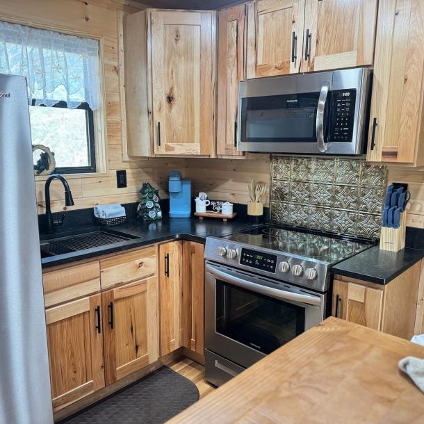 Entire cabin in Sevierville, Tennessee 4 guests2 bedrooms2 beds1 bath-9