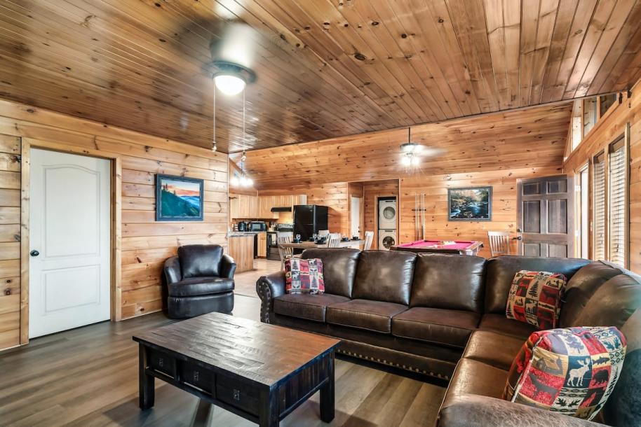 Entire cabin in Pigeon Forge, Tennessee 8 guests3 bedrooms4 beds3 baths-14