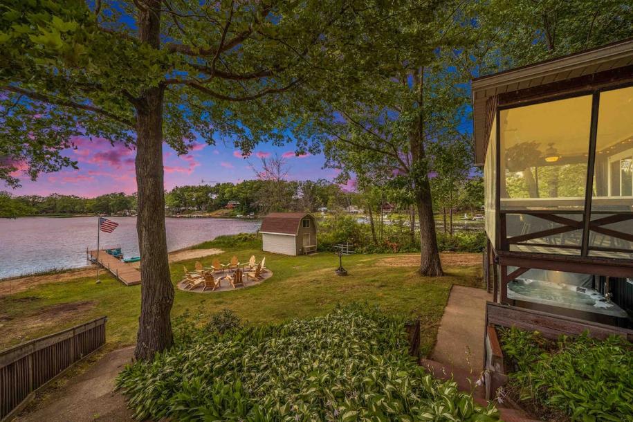 Entire cottage in Bitely, Michigan 10 guests4 bedrooms6 beds2 baths-3