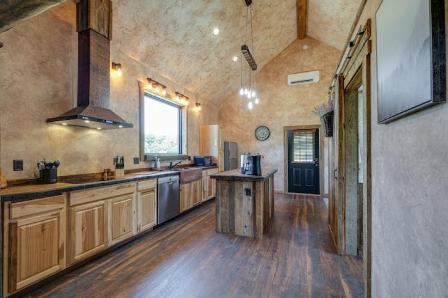 Entire cabin in Bedford, Virginia 2 guests1 bedroom1 bed1 bath-15