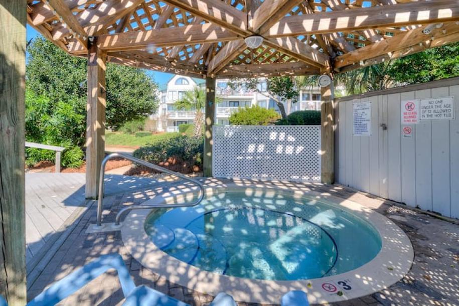 Entire condo in Gulf Shores, Alabama 6 guests2 bedrooms3 beds2 baths-17