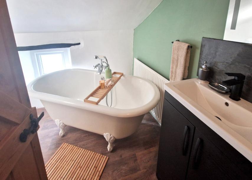 Entire cottage in Heysham, United Kingdom 4 guests1 bedroom2 beds2 baths-4