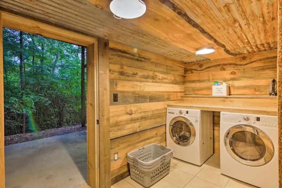 Entire cabin in Brevard, North Carolina 4 guests2 bedrooms3 beds1 bath-5