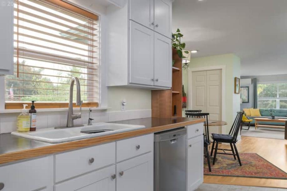 Entire vacation home in Eugene, Oregon 3 guests2 bedrooms2 beds2 baths-1