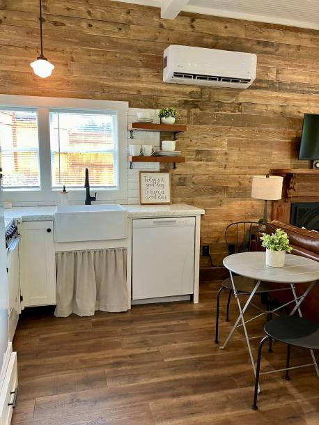 Entire home in Clyde, North Carolina 4 guests2 bedrooms1 bath-11