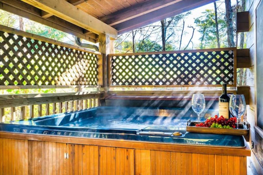 Entire cabin in Sevierville, Tennessee 4 guests2 bedrooms2 beds2 baths-8