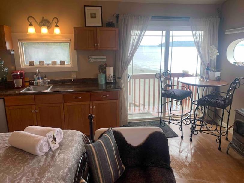 Entire cottage in Vashon, Washington 3 guests1 bedroom1 bed1 bath-16