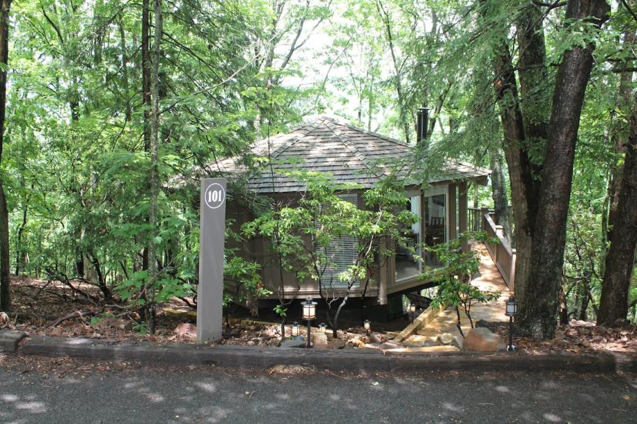 Treehouse in Jasper, Georgia 3 guests1 bedroom1 bed1 bath-13