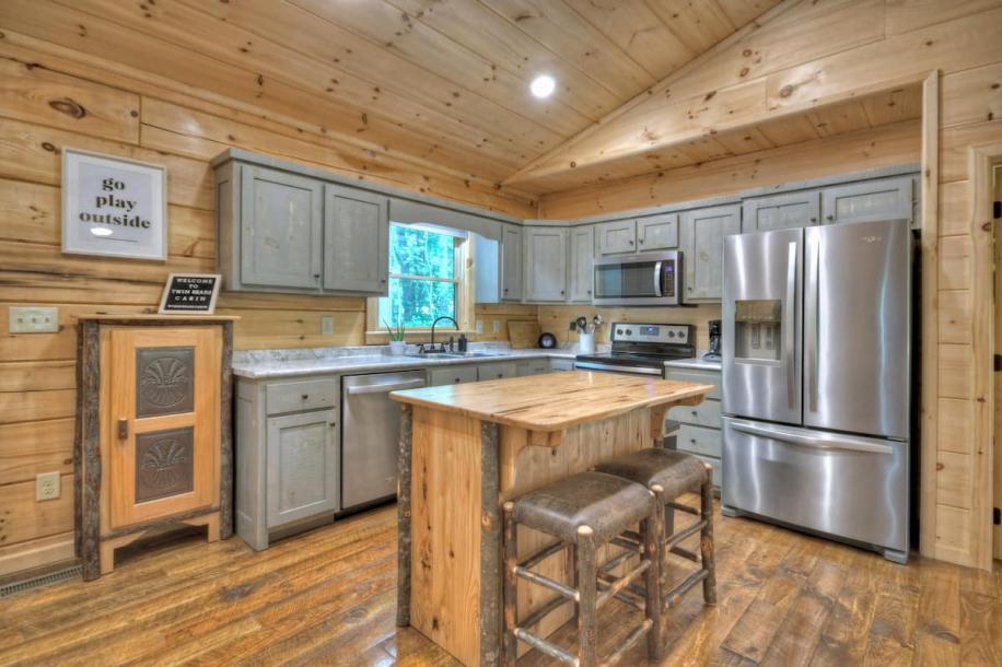 Entire home in Blue Ridge, Georgia 4 guests2 bedrooms2 beds2 baths-9
