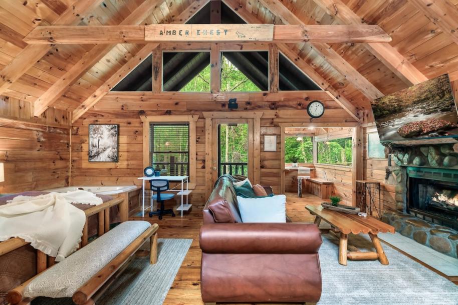 Entire cabin in Sevierville, Tennessee 4 guests1 bedroom2 beds1 bath-6
